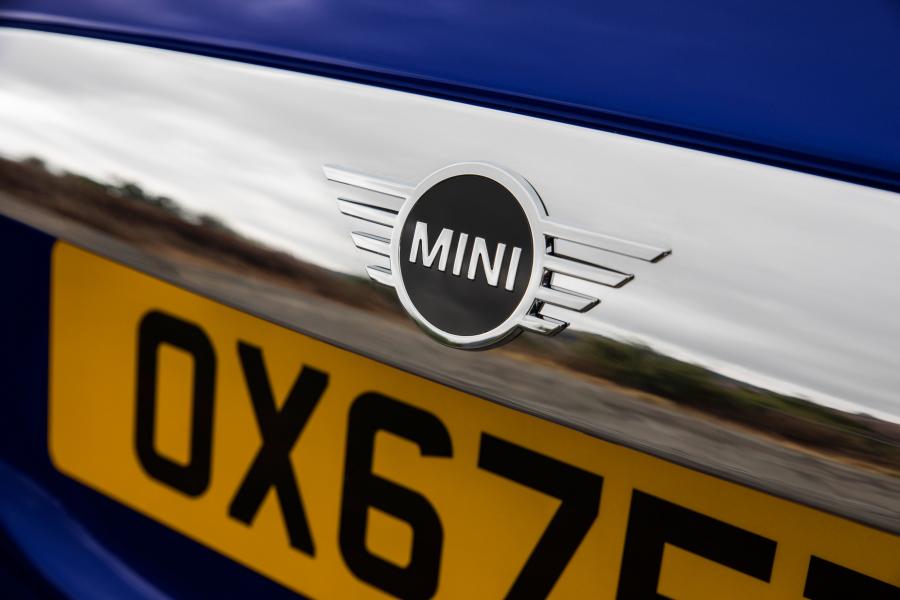 Логотип Mini Cooper S Cabrio (F57) 2018 года  (WW) (фото 201 из 222)